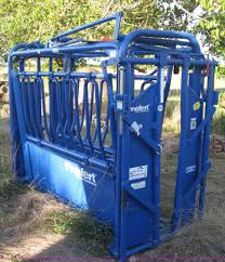 Our standard deluxe model includes everything you need to make working cattle a breeze. Priefert S04 Cattle Squeeze Chute In Valley Center Ks Item H4499 Sold Purple Wave