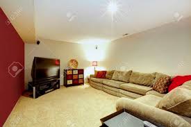 C'est bien simple, il s'invite dans toutes les pièces de la maison pour tous les styles… à condition de le nuancer et l'associer à d'autres couleurs. Living Room Interior With Beige Sofa Carpet Floor And Red Wall Noerthwest Usa Stock Photo Picture And Royalty Free Image Image 61133838