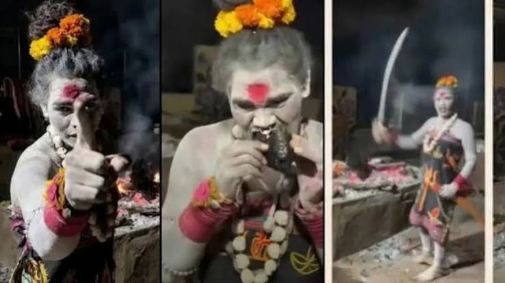 ఉజ్జయిని శ్మశానం కాలుతున్న శవం నుంచి మాంసం తింటున్న లేడీ అఘోరీ - Lady aghori took flesh from a burning corpse at the cremation ground and ate it | Webdunia Telugu