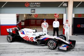Mick schumacher is positive about haas' friday practice sessions at the hungaroring, but still doesn't think that his team will beat rivals williams in qualifying for the 2021 formula 1. Erstes Formel 1 Auto Von Mick Schumacher Haas Zeigt Vf 21