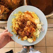 We know you foodies might be thinking why are we introducing such heavy and heaty food now that the weather is so hot. Top 10 Best Nasi Kandar In Penang You Need To Try Updated