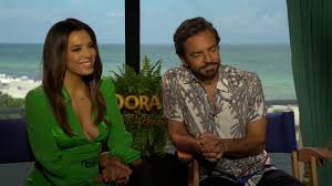 Eugenio continua su mala racha al organizar una actividad que no es adecuada para los niños. Dora And The Lost City Of Gold Talent Interviews With Eva Longoria Eugenio Derbez Conducted By Kids First Film Crit Lost City Of Gold Lost City Eva Longoria