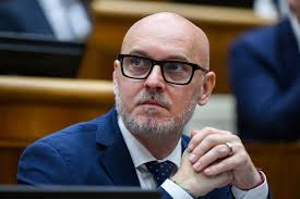 Hrabko: Ak sa parlament nemá stále zasekávať, musí zasiahnuť premiér