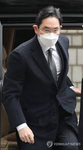 박근혜 전 대통령과 최순실 씨 측에 뇌물을 건넨 혐의 등으로 기소된 이재용 삼성전자 부회장이 5일 항소심 선고공판에서 집행유예로 감형받았다. ì´ìž¬ìš© êµ¬ì† ì´ìž¬ìš© êµ­ì •ë†ë‹¨ ìž¬íŒ 4ë…„ ì‚¬ì‹¤ìƒ ë§ˆë¬´ë¦¬ ì—°í•©ë‰´ìŠ¤
