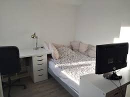25 m² wohnfläche, im untergeschoss eines mehrfamilienhauses diese sich im obergeschoss eines zweifamilienhaus befindliche wohnung bietet schönes wohnen mit guter verkehrsanbindung. 1 Zimmer Wohnung Zu Vermieten Uhlandstrasse 24 66121 Saarbrucken Stadtverband Saarbrucken Kreis Mapio Net