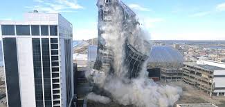 Donald trump's former hotel and casino on the atlantic city boardwalk in new jersey was taken down in a controlled demolition on wednesday, with spectators actually paying to view the event and cheering as it came demolition porn—trump plaza hotel and casino in atlantic city is no more. Aus Und Vorbei Das Trump Plaza In Atlantic City Wurde Gesprengt Hochgepokert