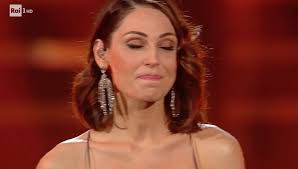 Anna tatangelo e gigi d'alessio sono stati una coppia fino a poco tempo fa ma poi la loro unione ha cominciato a vacillare fino alla rottura. Anna Tatangelo E Dolcenera La Lite Continua E Guerra Totale