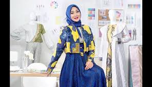 Model baju rancangan dian pelangi saat ini memang banyak dicari sebab desainer berbakat tersebut terkenal akan kreatifitasnya dalam setiap desain yang diciptakan. Menilik Gaya Dian Pelangi Untuk Inspirasi Busana Lebaran 2018 Kecantikan Cantika Com