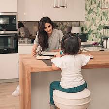 L'attrice posta la foto della pancia. Rocio Munoz Morales Pranza Con Luna Pagina 6