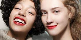 Ainsi, si vous avez la peau claire on mise sur les teintes aux sous tons froids ou neutres et pour les peaux plus halées, ce sont les sous tons. Quelle Couleur De Rouge A Levres Pour Mon Teint Marie Claire