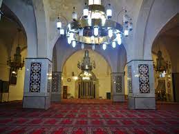 Zur fraunhoferstraße hin schließt das gebäude mit einer fassade aus blauem glas ab. Datei Hebron Grab Der Patriarchen Moschee Innen 3 Jpg Reisefuhrer Auf Wikivoyage