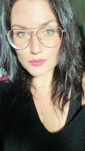 Watch this 1-minute-vocaltip to sing in a relaxed and neutral tone of  voice. When you just can't seem to find your own sound and find that you  are straining or making an