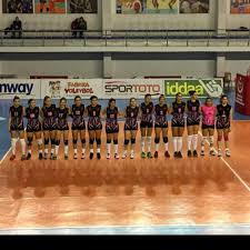 Cansu kırılan üç dişine rağmen maça devam etmek istedi. Baskent Universitesi Bayan Voleybol Takimi Photos Facebook