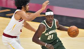 Giannis antetokounmpo, who had 32 points, dunked over suns. Nba Vier Jahre 160 Millionen Dollar Jrue Holiday Verlangert Bei Den Milwaukee Bucks