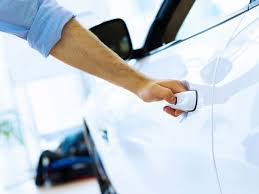 Venstre er rasende på regjeringens varsel om økt årsavgift på elbiler 1.200 kroner fra 2018, samtidig som årsavgiften for «vanlige» kjøretøy blir 300 kroner lavere. Trafikkforsikringsavgift Sparebank 1