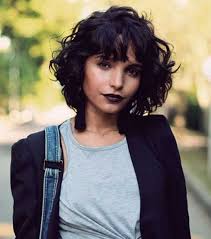 Coiffure Tendance 15 Facons De Porter La Frange En 2017 Frange Bouclee Coiffures Courtes Bouclees Cheveux Courts Boucles