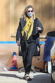 She has an older brother and two younger sisters. Michelle Pfeiffer Out In Pacific Palisades 06 17 2020 Celebmafia