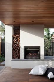 Moderner Outdoor Kamin Mit Brennholz An Der Terrasse Haus Umbau Moderne Landschaftsgestaltung Design Fur Aussenkuche