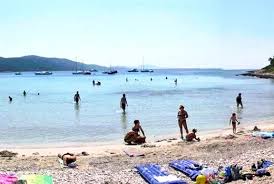 Park telašćica i plaža sakarun su zaštićeni dijelovi otoka, a u neposrednoj blizini južnog dijela otoka se nalazi nacionalni park kornati. Strand Saharun Insel Dugi Otok Kroatische Strande