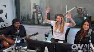 Ellie Goulding Performs Close To Me Debuts New Verse On Air With Ryan Seacrest Youtube Elle ne l'a pas vue depuis son mariage. ellie goulding performs close to me debuts new verse on air with ryan seacrest