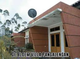 Wantea house villa pangalengan, memiliki 6 kamar tidur, 3 kamar mandi dan toilet, 1 dapur berikut peralatan masak dan makan, kulkas, dispenser beserta galon dan isinya, lpg, peralatan barbeque. Sewa Villa Pangalengan De Bloem Villa Dengan View Danau