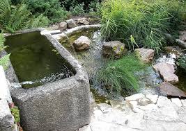 Wasser im garten ist immer ein belebendes element. Ein Kleiner Wassergarten Ein Geheimer Garten Mit Verstecktem Sitzplatz Gestaltungsbeispiel
