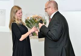 Sie hatten weihnachten bei samers familie in der nähe von köln verbracht und. Kanzler Prof Freytag Uberreichte Der Kolner Studentin Carolin Nowak Einen Trostpreis Fur Ihre Ebenfalls Hervorragende Bewerbung Auf Da Studentin Gesicht Trost