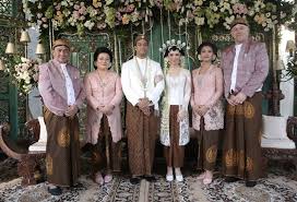 Sketsa gaun nikah horor mirror. Baju Orang Tua Pengantin Adat Padang Greatnesia