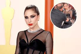 Oscars Photographer Lady Gaga Helped Slammed for Touching Her Waist HD phone wallpaper