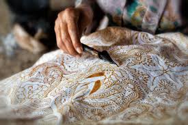 Membuat desain batik ﻿ image source: Cara Membuat Batik Cleanipedia