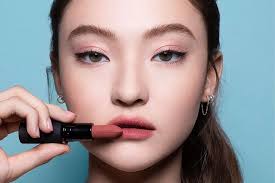 Ella MEOVV Resmi Jadi Global Brand Ambassador MAC Cosmetics