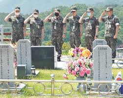 2019년 64회 현충일 추념사를 보는 마음이 착잡하다. ì‚¬ì§„ ë‚´ì¼ í˜„ì¶©ì¼ ì—°í‰í•´ì „ ì „ì‚¬ìž ë¬˜ì—­ ì°¸ë°° ì¤'ì•™ì¼ë³´