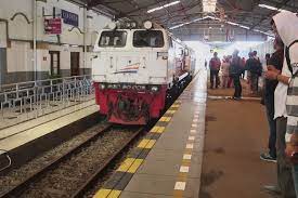 Tidak seperti bus atau kendaraan umum berupa mobil, kereta memiliki jalur rel tersendiri yang melintas sendiri. Ini Stasiun Yang Dilewati Saat Mudik Naik Kereta Jakarta Surabaya Via Jalur Utara Halaman All Kompas Com