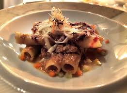 800 g girello di vitello 30 g pancetta a fettine 60 g burro 3 carote 1 bicchiere vino bianco secco 1 cipolla 1 mazzetto di odori sale pepe. Genovese Sugo Wikipedia