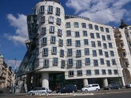 La Ciudad Nueva De Praga Nove Mesto Edificio De La Casa Danzante En 2020 Praga Ciudades Edificios