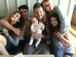 Marcelo hugo tinelli (born 1 april 1960, san carlos de bolívar) is an argentine tv host, media producer and businessman, best known as the host of the tv show showmatch broadcast on argentina's el trece. Marcelo Tinelli On Twitter Me Emociona Tener Estos 5 Hermosos Hijos Los Amoooooooo Con Todo Mi Ser Http T Co N5sgbhkj98