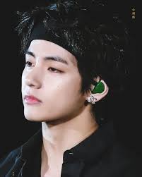 8 Potret Tampan Kim Taehyung Atau V Bts Dengan Rambut Hitam