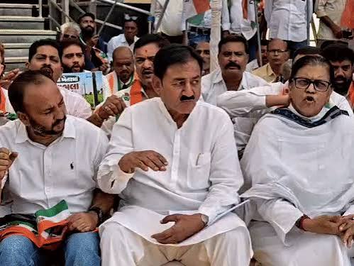 Vadodara Congress Kisan Adhikar Dharna; Bharatsinh Solanki Targets Govt