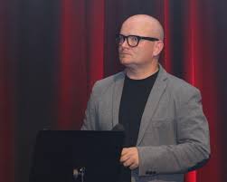 Red sparrow is a 2018 american spy thriller film directed by francis lawrence and written by justin haythe, based on the 2013 novel of the same name by jason matthews. Rodertalbienen Besetzen Vakante Prasidiumsstelle