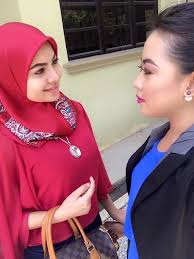Pada hari itu, tampil anggun dengan gaun pendek paras lutut berwarna merah jambu. Untitled