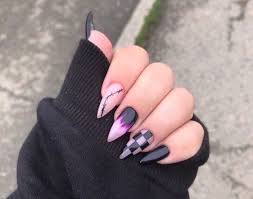 Se trata de cuáles son las nuevas tendencias de este año para las uñas acrílicas en tonalidades negras. Pin By Frangelly Prado On Beauty Grunge Nails Edgy Nails Goth Nails