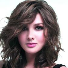 Le Carre Ondule Avec Une Meche Medium Length Hair Styles Mid Length Hair Hair Styles