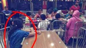 Bukti apes bisa terjadi kapan saja dan di mana saja. Foto Wanita Yang Duduk Di Meja Kosong Sambil Melihat Orang Makan Jadi Viral Di Sosial Media Tribun Sumsel