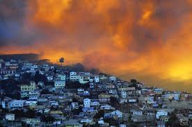 Personal de la prefectura de viña del mar y de valparaíso, apoya para controlar la emergencia. Incendio De Valparaiso La Mirada De Un Historiador Sobre Histeria