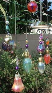 Recycled Light Bulbs Painted With Nail Polish Cute Hangings For The Garden Recycled Light Bulbs Christmas Crafts Christmas Tree Ornaments