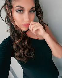 Pamela Valle's Instagram, Twitter & Facebook