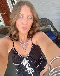 Lara Shannon's Instagram, Twitter & Facebook