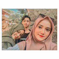 Dan juga bagaimana cara menghubungi gus azmi lewat dm instagram, serta bagaimana cara yang baik dan sopan saat menghubungi artis. 10 Potret Kedekatan Wirda Mansur Dan Gus Azmi