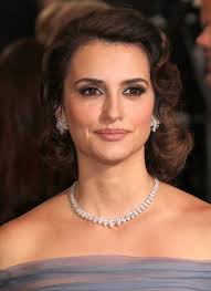 She kept her bob in place (and out of her face!) with a series of bobby pins at the nape of the neck. 5 Elegant Celebrity Red Carpet Hairstyles For Women Hairstyles Weekly