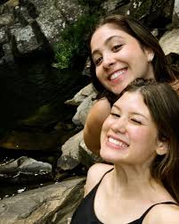 te ter de longe já é bom, de perto é mais ainda. , e saber que toda vez que  te encontro, um pedacinho meu fica aí com você, torna a vida mais  interessante :), feliz em além de ter voltado pra nosso ...